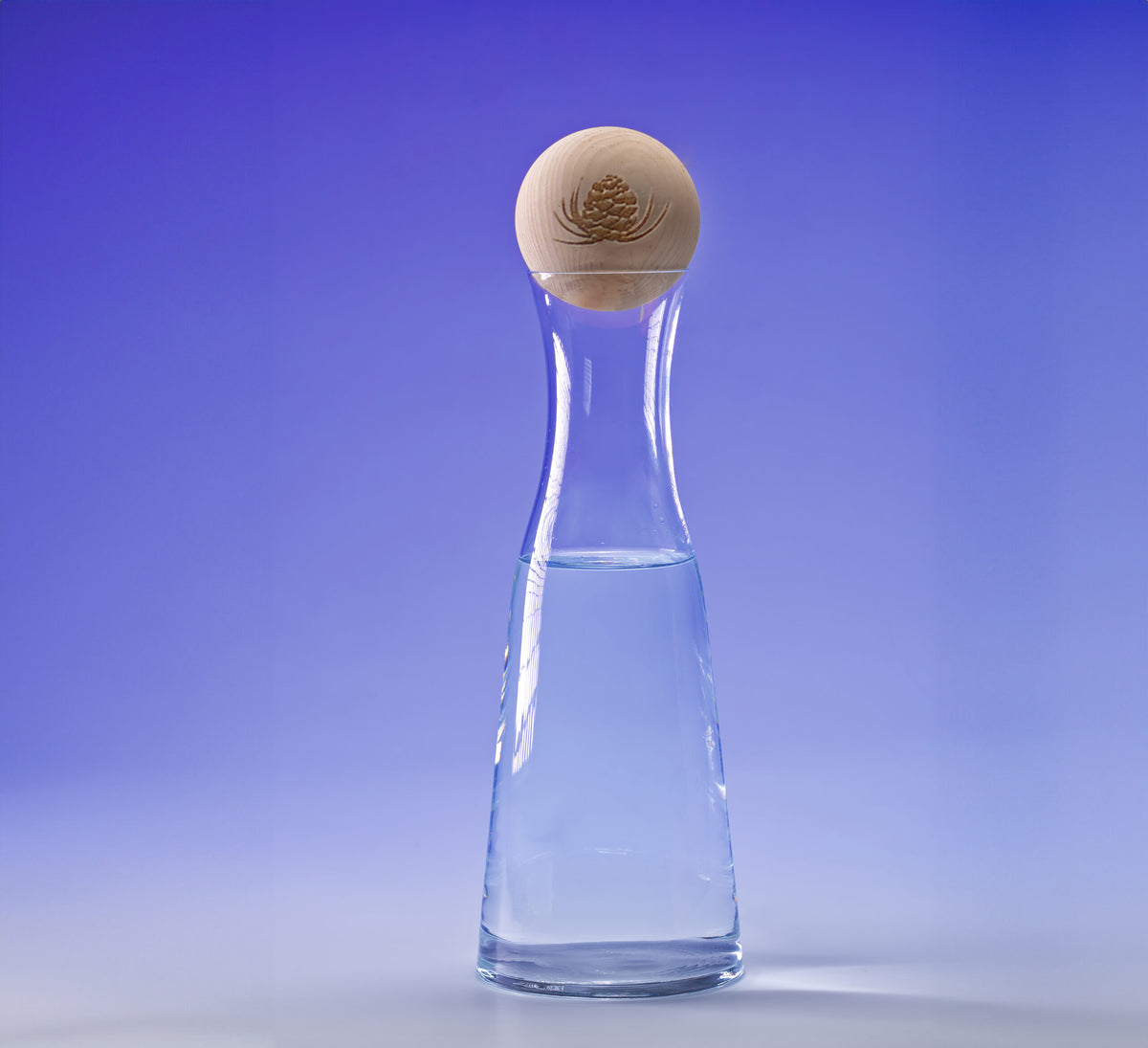 Wasserkaraffe mit Arven-Kugel